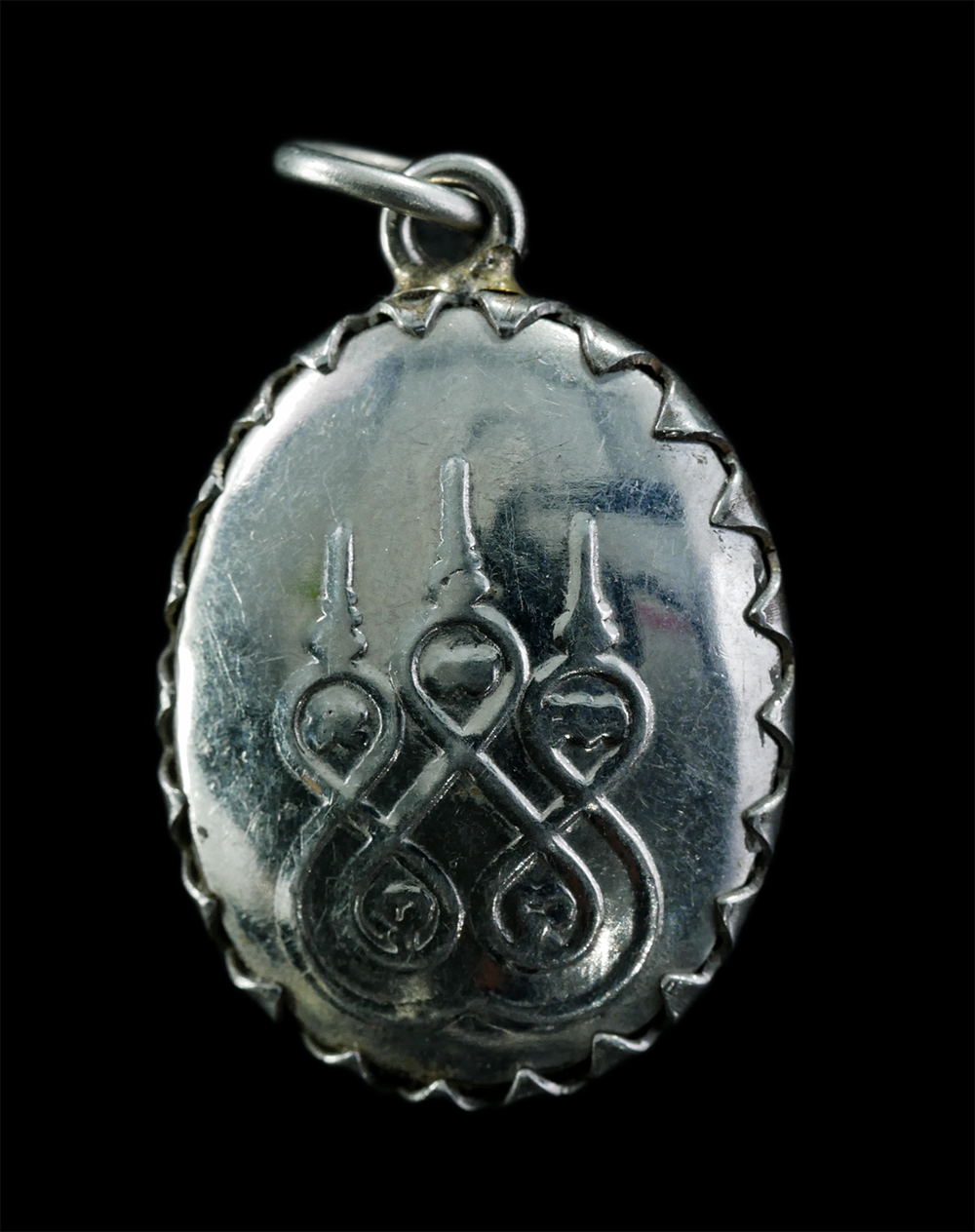 12De 24 (87)bp.jpg - ล็อกเก็ตพระครูบาน ปุญญาโรโต หลังยันต์พระเจ้าห้าพระองค์ ล็อกเก็ตเก่าสวย  | https://kamulet.in.th